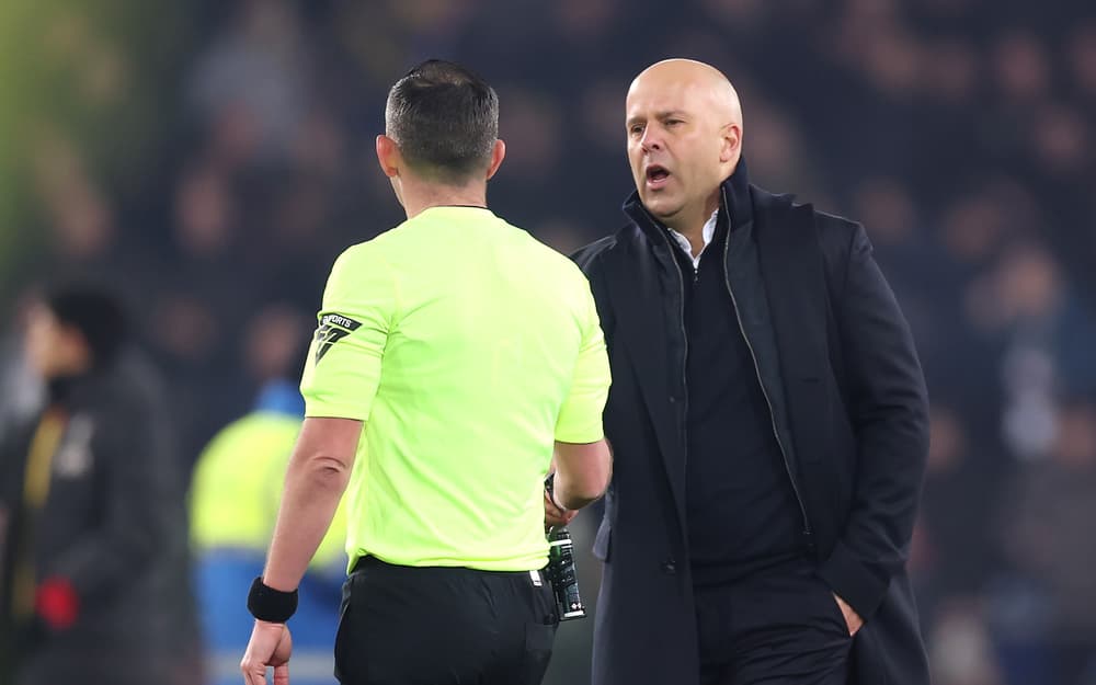Arne Slot speaking to referee Michael Oliver after Liverpool's draw with Everton